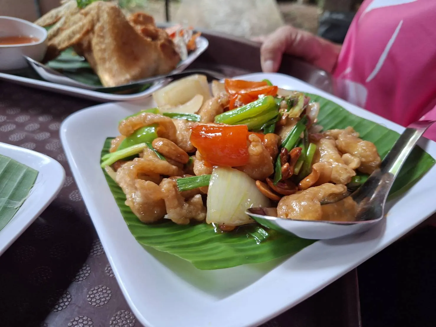 Ton Tarn Resort & Spa ที่พักขนอม รีสอร์ทบรรยากาศธรรมชาติ พร้อมสระว่ายน้ำและกิจกรรมครอบครัว