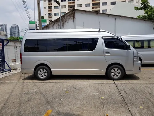 บริการให้เช่ารถตู้พร้อมคนขับ รถตู้เช่ารุ่นใหม่ ให้เช่ารถตู้รายวัน 0818486361