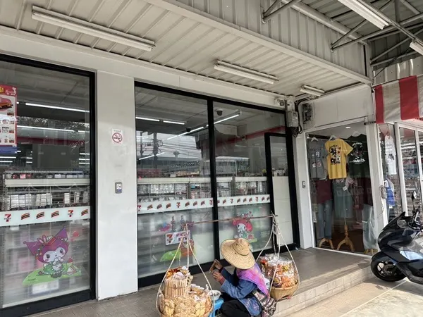 ขายตึก 3.5 ชั้น พร้อมผู้เช่า ตรงข้าม รร.เซนต์โยเซฟ ทำเลทองแบริ่ง (7-11) ซื้อแล้วรับรายได้ค่าเช่าต่อได้ทันที โทร 092-8309
