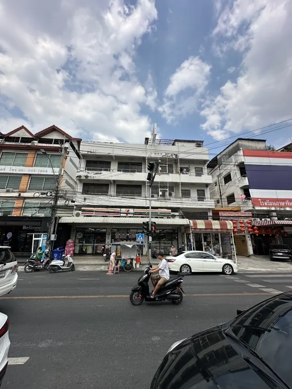 ขายตึก 3.5 ชั้น พร้อมผู้เช่า ตรงข้าม รร.เซนต์โยเซฟ ทำเลทองแบริ่ง (7-11) ซื้อแล้วรับรายได้ค่าเช่าต่อได้ทันที โทร 092-8309