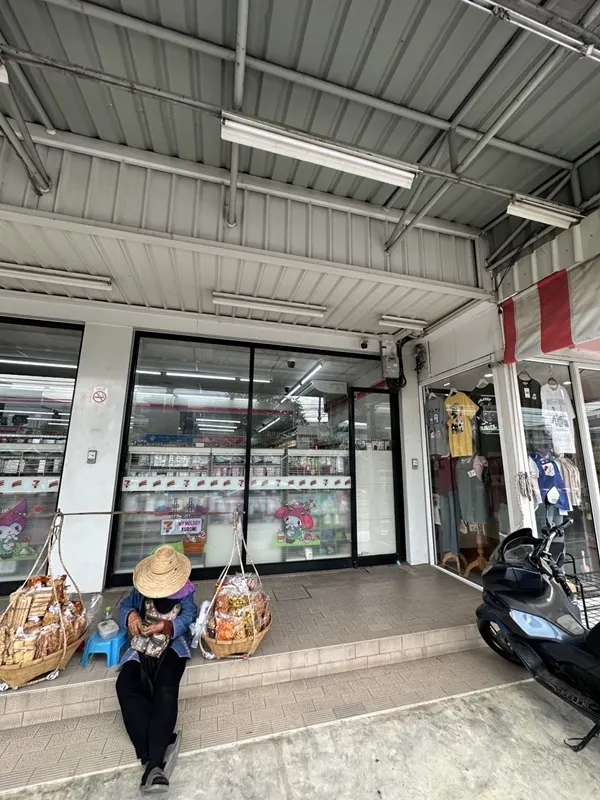ขายตึก 3.5 ชั้น พร้อมผู้เช่า ตรงข้าม รร.เซนต์โยเซฟ ทำเลทองแบริ่ง (7-11) ซื้อแล้วรับรายได้ค่าเช่าต่อได้ทันที โทร 092-8309
