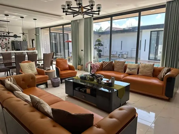 Luxury villa with a private swimming pool for sale in Phuket City. Conveniently located near shopping areas, Robinson, a