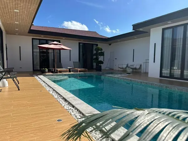 Luxury villa with a private swimming pool for sale in Phuket City. Conveniently located near shopping areas, Robinson, a