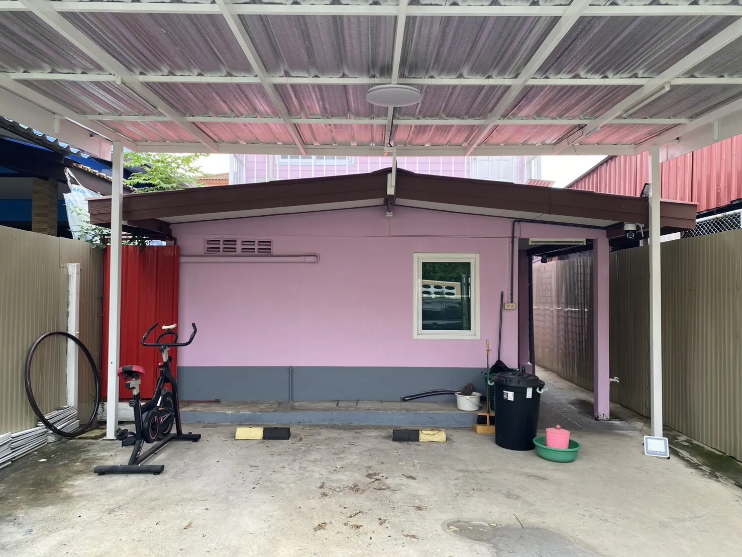 ขายบ้านเดี่ยว 2 ชั้น สมุทรปราการ 4 นอน ใกล้ BTS ศรีนครินทร์ มีพื้นที่รอบบ้าน แค่ 1.99 ล้าน โอนคนละครึ่ง รับนายหน้า
